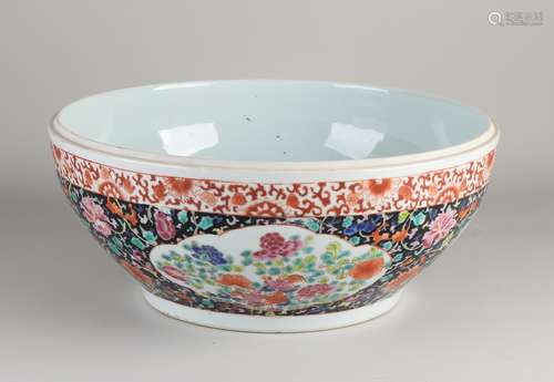 Large Chinese or Japanese bowl Ø 36 cm.