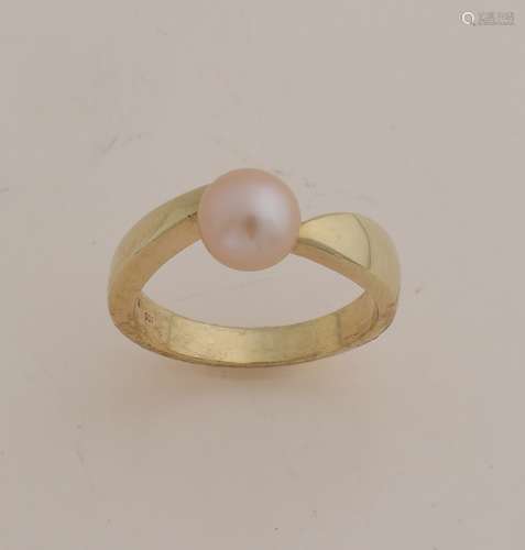 Gold ring with pearl