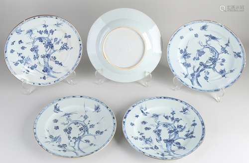 Five Chinese plates Ø 23 cm.