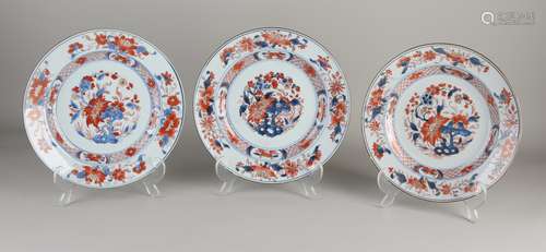 3 Chinese Imari dishes, Ø 23 cm.