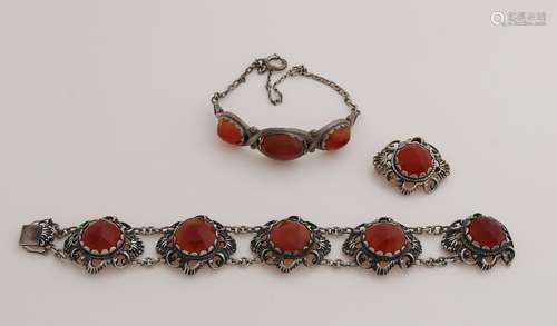 3 Jewelery with carnelian