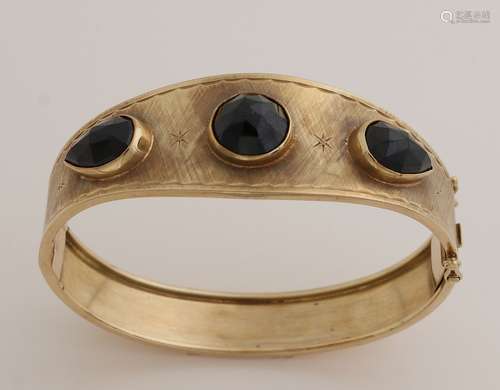 Gold bracelet with garnet