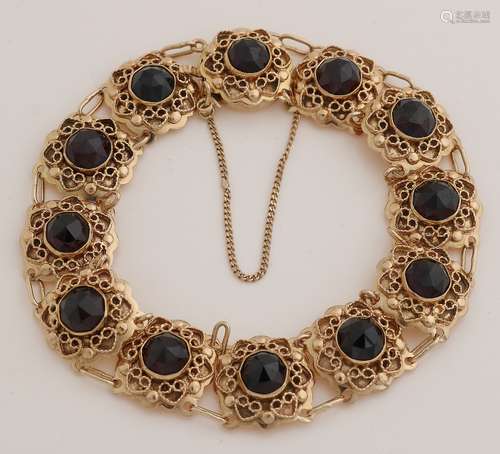 Gold bracelet with garnet