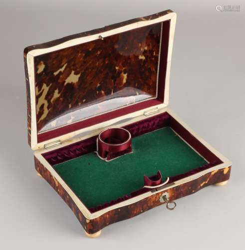 Large tortoise-shell box with lid, 19th century