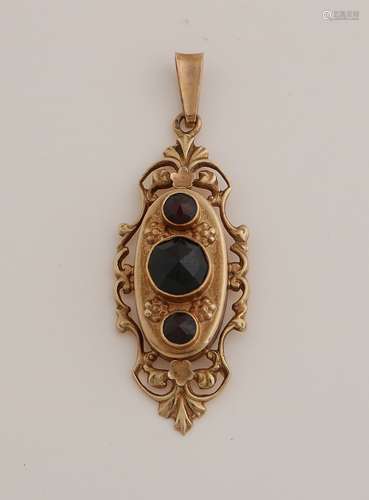 Gold pendant with garnet