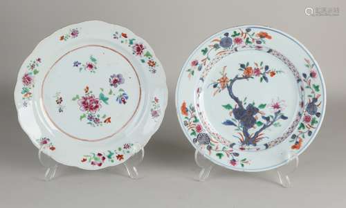 2 Chinese Family Rose plates, Ø 22.5 cm.