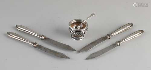 Silver salt shaker and 4 blades