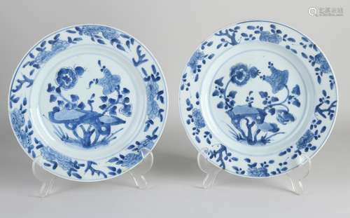 Two Kang Xi plates Ø 22 cm.