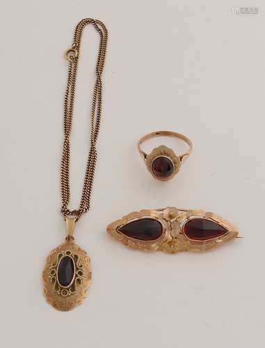 Gold jewelry set with garnet