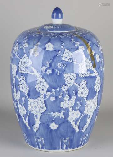 Chinese jar with lid