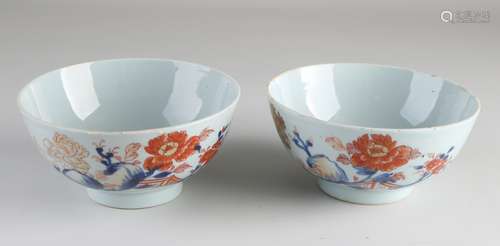 Two 18th century Chinese rice bowls Ø 14.8 cm.