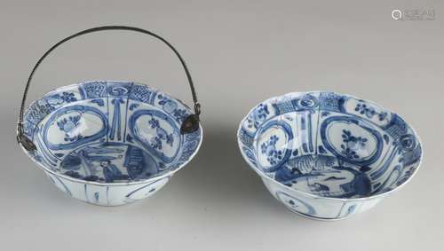 2 Chinese hooded bowls