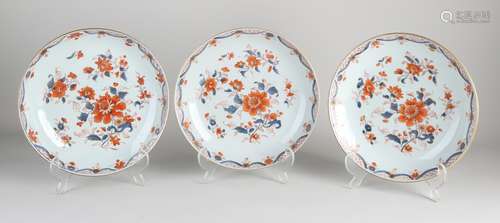 Three Chinese Imari plates Ø 23 cm.