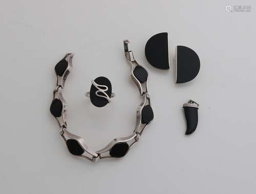 Set of silver jewelery with onyx