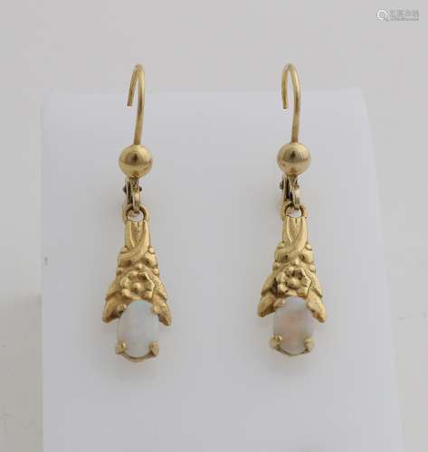 Earrings with opal