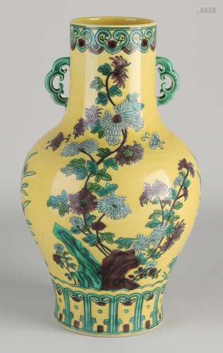 Chinese vase H 30.5 cm.