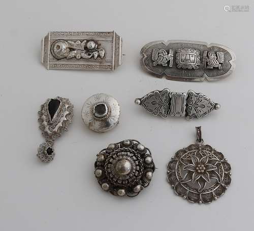 Lot with 7 silver brooches