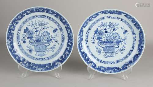 2 Chinese plates Ø 23 cm.