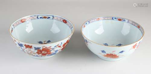 Two Chinese bowls Ø 19.5 cm.