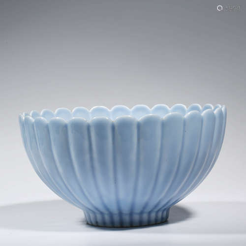 A CHINESE PORCELAIN BLUE-GLAZED CHRYSANTHEMUM BOWL