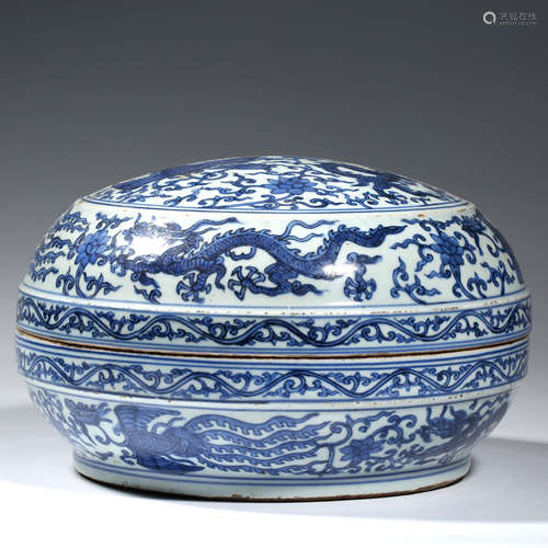 A CHINESE PORCELAIN BLUE AND WHITE DRAGON AND PHOENIX BOX AN...