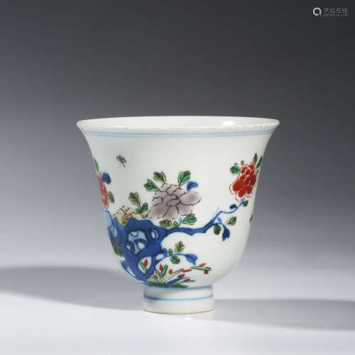 A CHINESE PORCELAIN FAMILLE ROSE FLOWER CUP