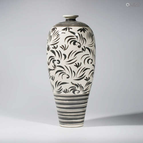 A CHINESE PORCELAIN CIZHOU-KILN FLORAL MEIPING VASE