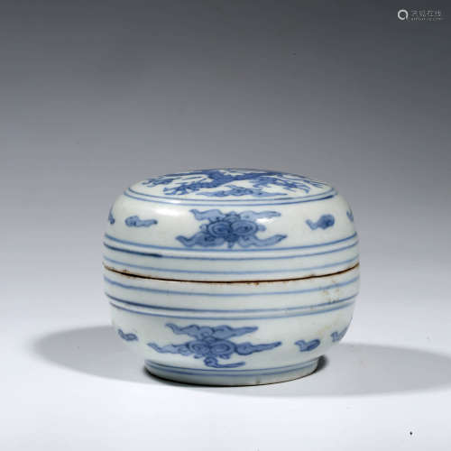 A CHINESE PORCELAIN BLUE AND WHITE DRAGON BOX AND COVER