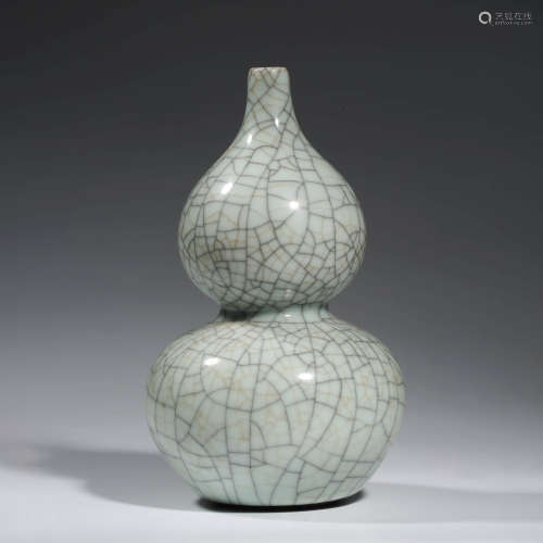 A CHINESE PORCELAIN GE-KILN DOUBLE-GOURD VASE