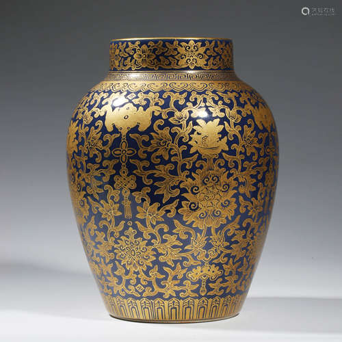 A CHINESE PORCELAIN BLUE-GLAZED GILT-INLAID INTERLOCKING BRA...