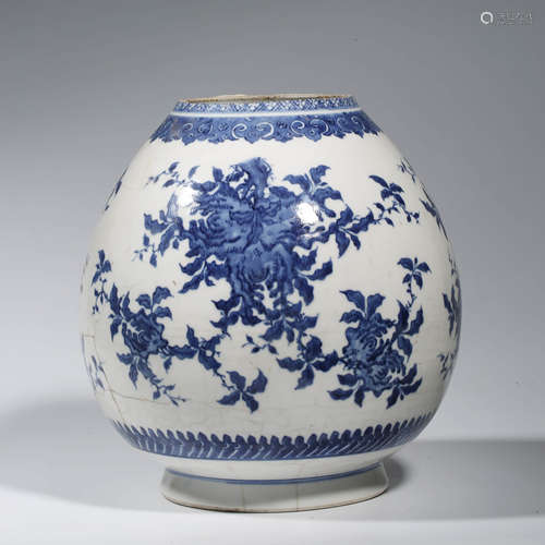 A CHINESE PORCELAIN BLUE AND WHITE FLOWER JAR