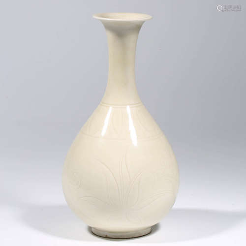 A CHINESE PORCELAIN WHITE-GALZED YUHUCHUNPING