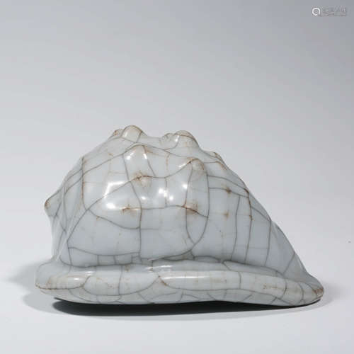 A CHINESE PORCELAIN GE-TYPE CONCH