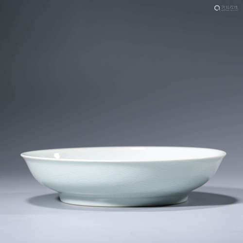 A CHINESE PORCELAIN WHITE-GLAZED SEA WATER DISH