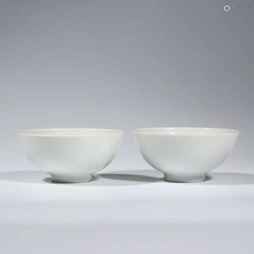 A PAIR OF CHINESE PORCELAIN WHITE-GLAZED BOWLS