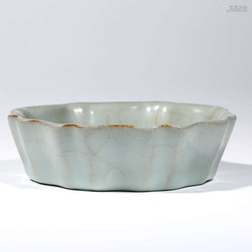 A CHINESE PORCELAIN CELADON-GLAZED LOBED WASHER