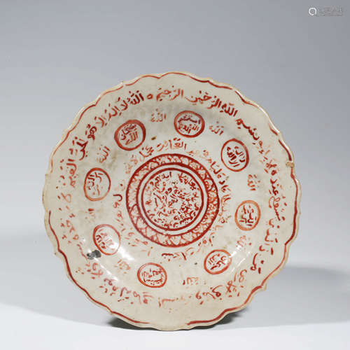 A CHINESE PORCELAIN RED-COLORED  DECORATION LOBED DISH