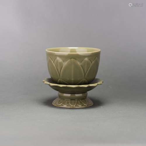 A YAOZHOU LOTUS BOWL WITH BASE