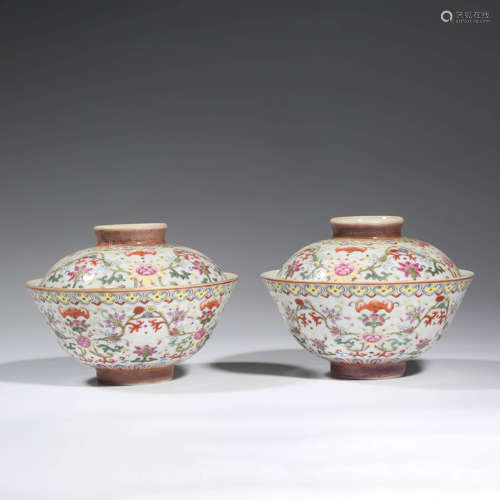 A PAIR OF CHINESE PORCELAIN FAMILLE ROSE INTERLOCKING  BRANC...