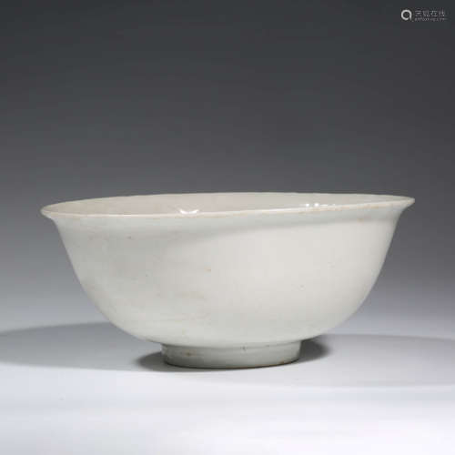 A CHINESE PORCELAIN WHITE-GLAZED DRAGON BOWL