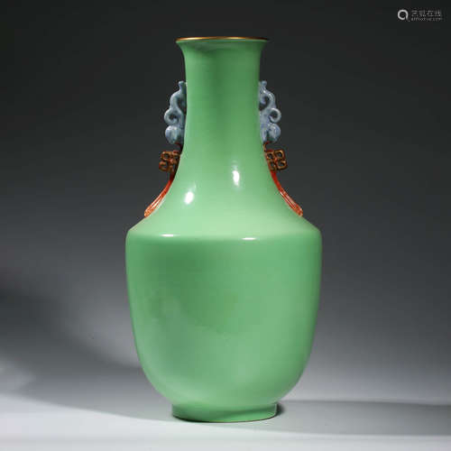 A CHINESE PORCELAIN GREEN-GLAZED FAMILLE ROSE VASE