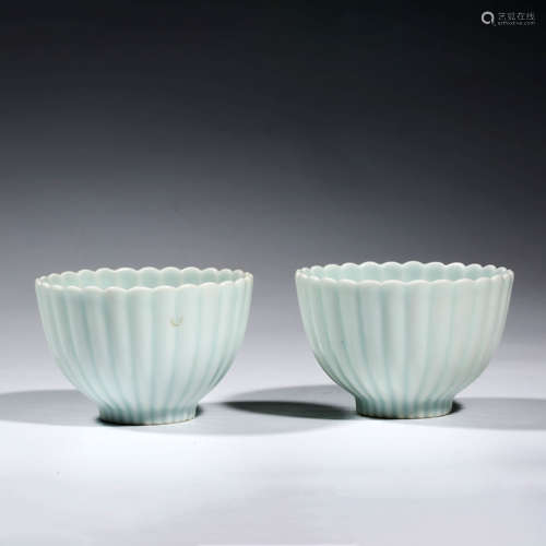 A PAIR OF CHINESE PORCELAIN WHITE-GLAZED LOBED CUPS