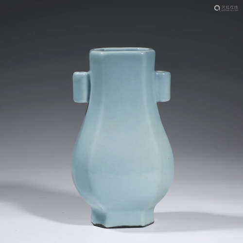 A CHINESE PORCELAIN CELADON-GLAZED ARROW VASE