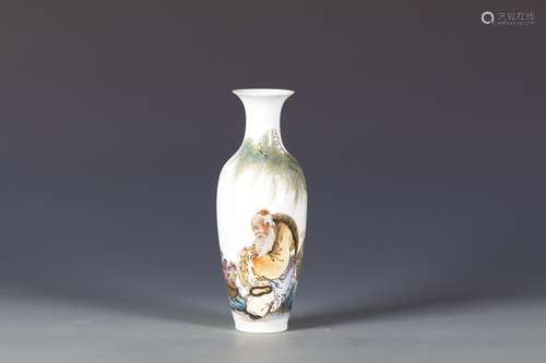 A CHINESE FAMILLE ROSE PORCELAIN VASE