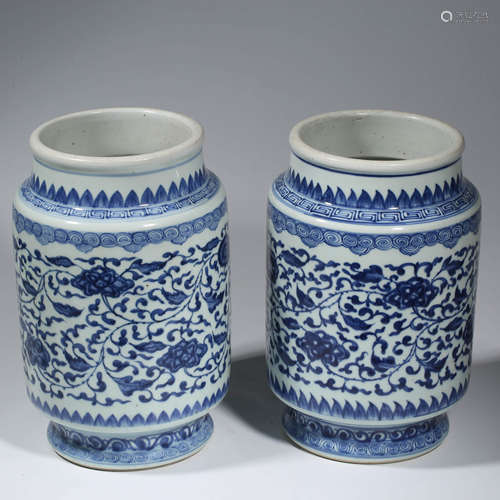 A PAIR OF CHINESE PORCELAIN BLUE AND WHITE INTERLOCKING BRAN...