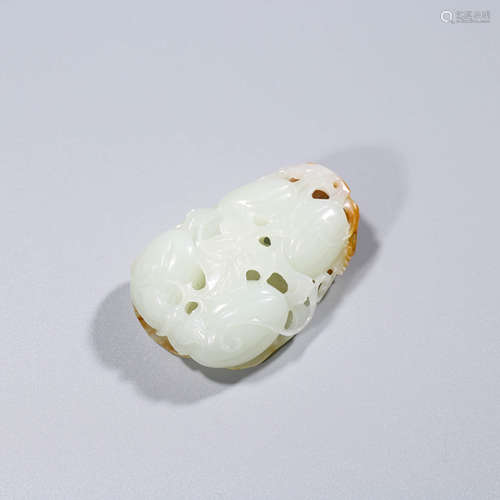 A CHINESE WHITE JADE MELON ORNAMENT