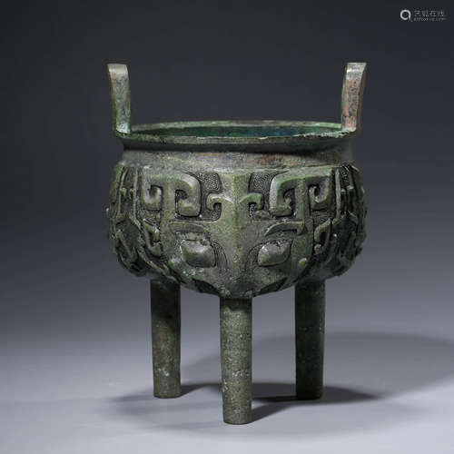 A CHINESE ARCHIASTIC BRONZE TRIPOD TAOTIE MASK VESSEL, DING