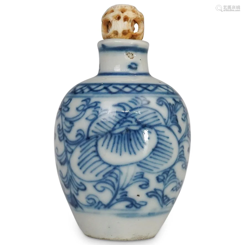 Chinese Qianlong Blue and White Porcelain Snuff Bottle