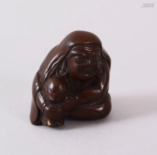 A JAPANESE CARVED WOOD NETSUKE OF DARUMA, 3.5cm.