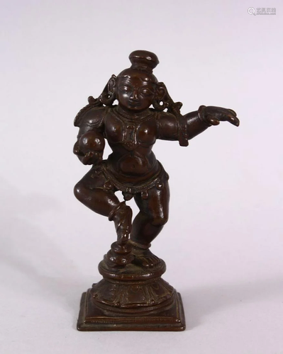 A FINE 17TH/18TH CENTURY INDIAN BRONZE FIGURE of baby